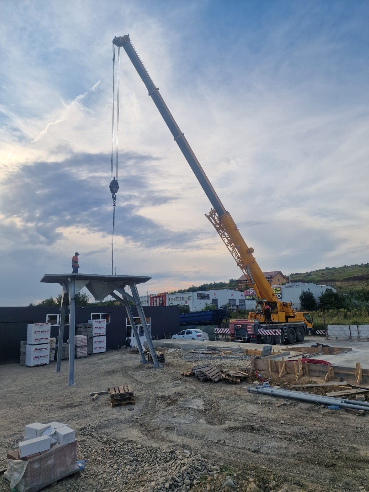 Șantier cu macara și structură metalică în Iași
